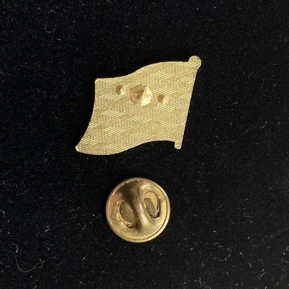 Vintage Enamel US Flag Pin For Lapel Hat Lanyard Patriotic American Pinback - Picture 4 of 5